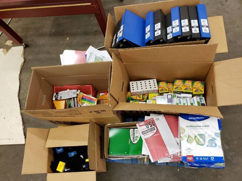 lot 8651 image: Pallet of school and office supplies