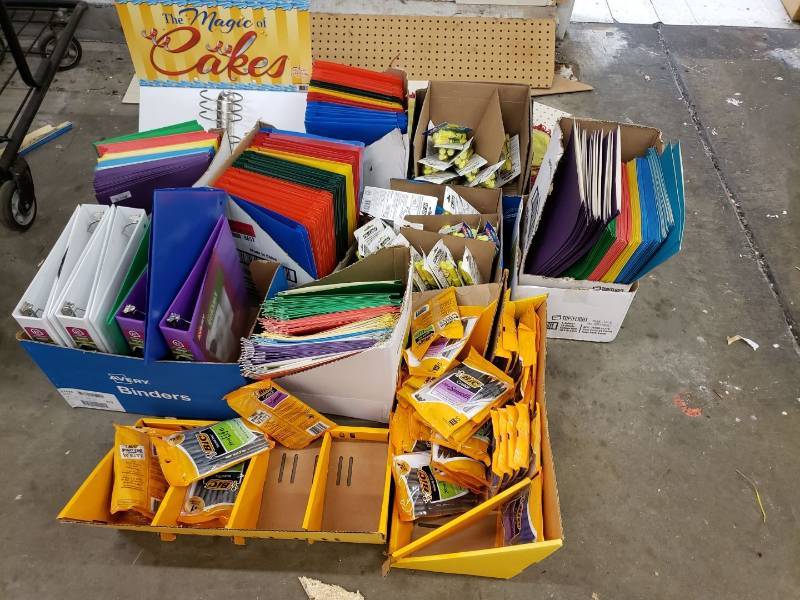 lot 8652 image: Lot of school supplies