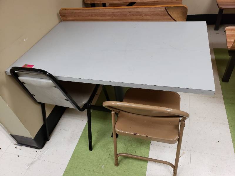 lot 8658 image: Table and 2 chairs