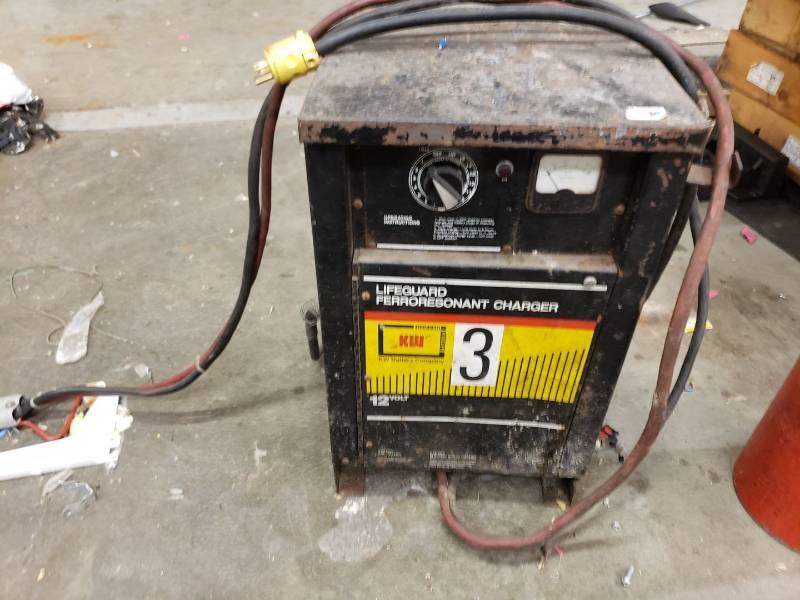 lot 8661 image: 12 volt charger