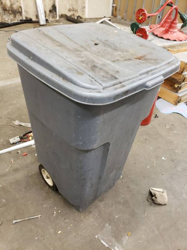 lot 8662 image: trash can