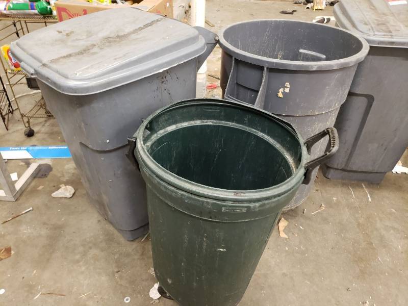 lot 8667 image: (3) trash cans