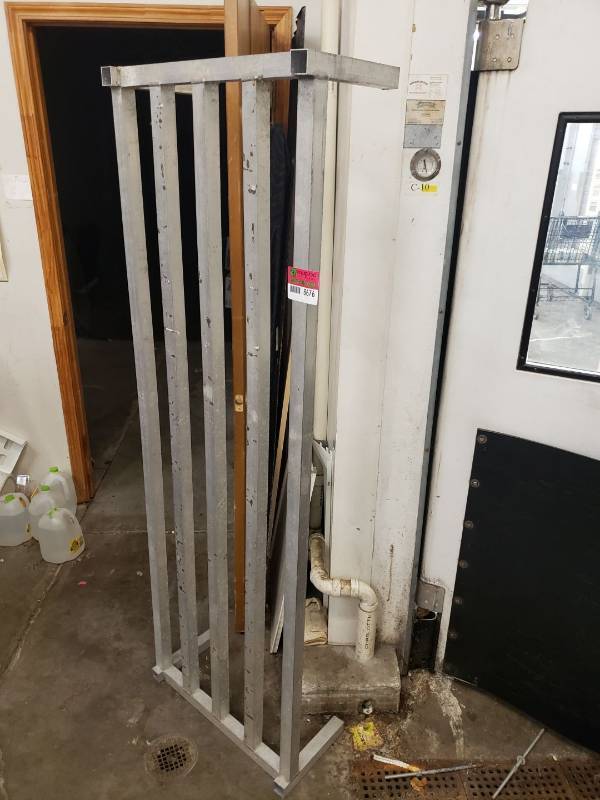 lot 8676 image: 72x24 dunnage rack