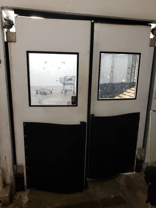 lot 8682 image: swinging doors into walk in cooler