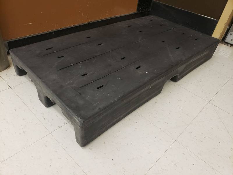 lot 8684 image: plastics dunnage rack