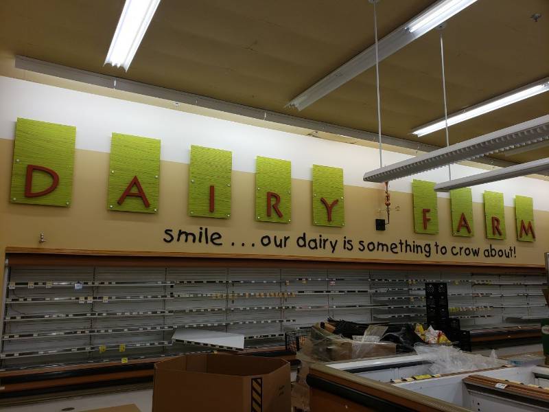 lot 8688 image: Dairy Farm sign