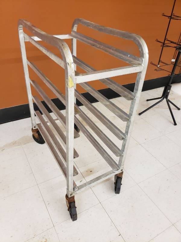 lot 8749 image: Aluminum cart
