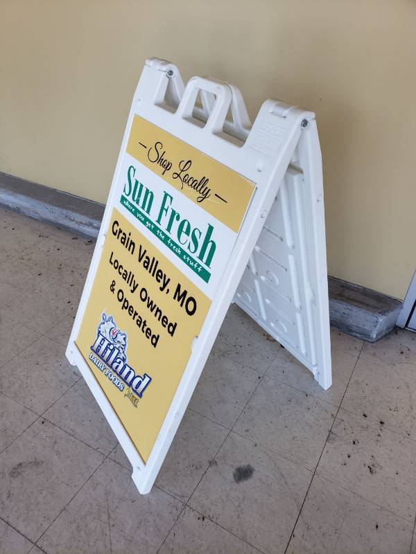 lot 8753 image: portable sign