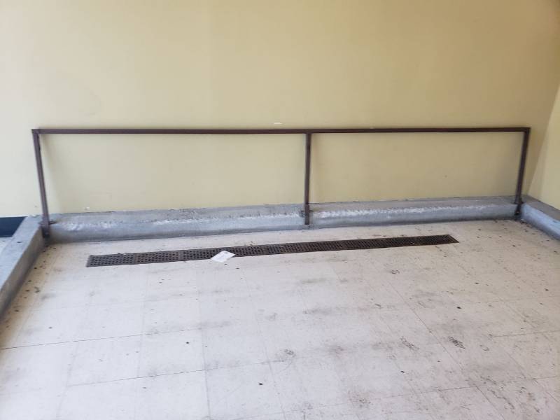 lot 8754 image: metal rail