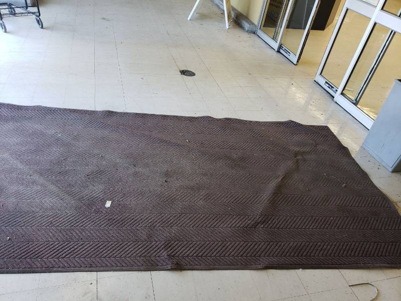 lot 8755 image: rug and trash can