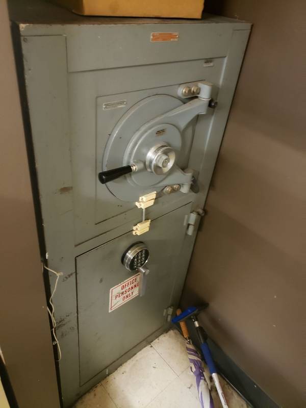 lot 8760 image: Large safe