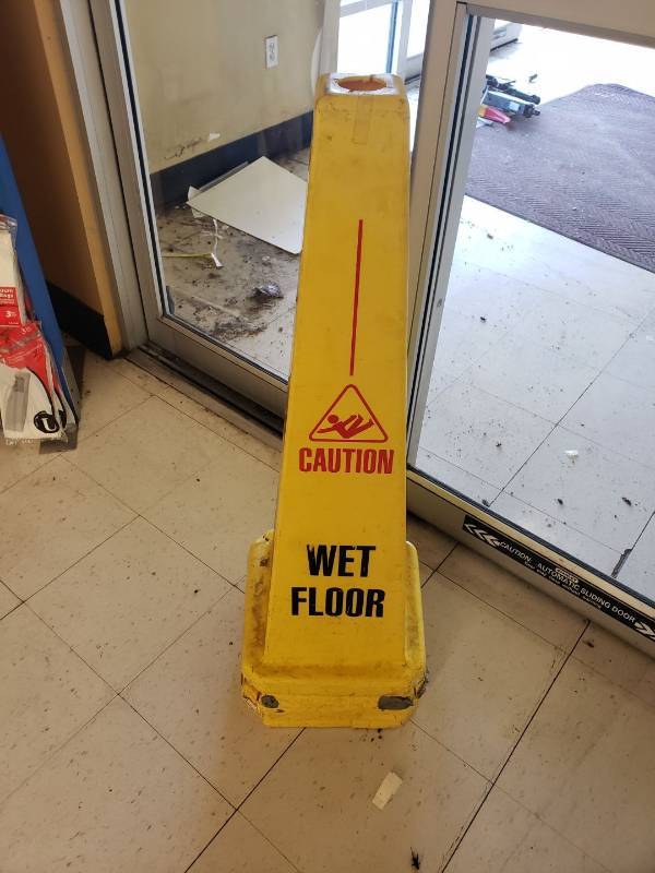 lot 8770 image: (4) wet floor cones