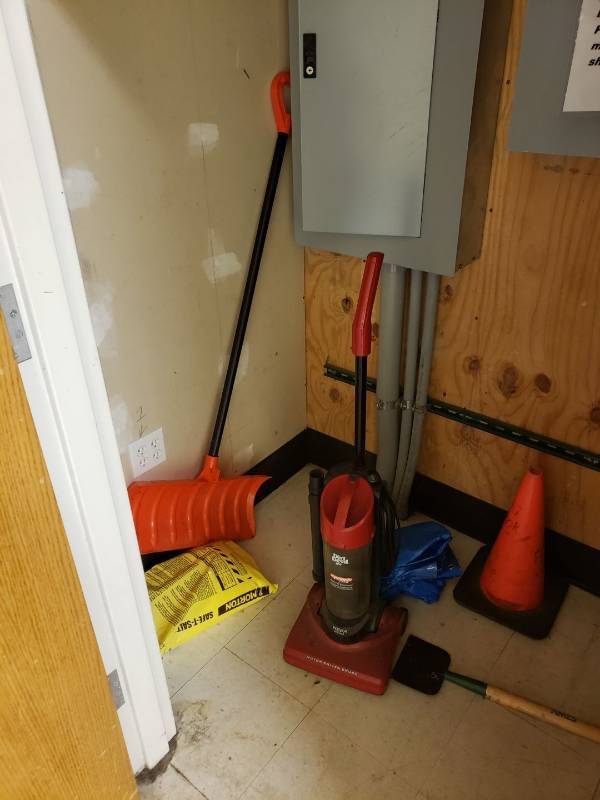 lot 8771 image: vacuum, snow shovel, scraper, and broom