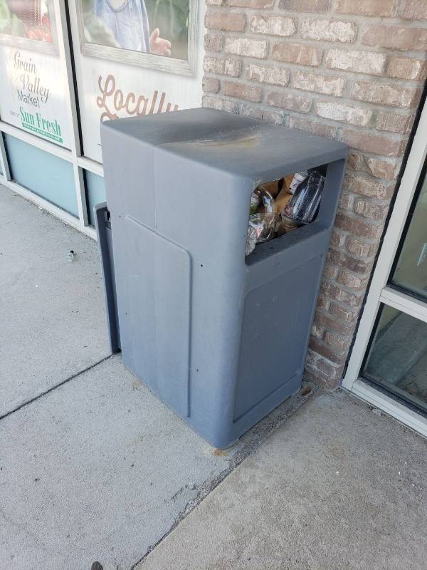 lot 8784 image: trash can