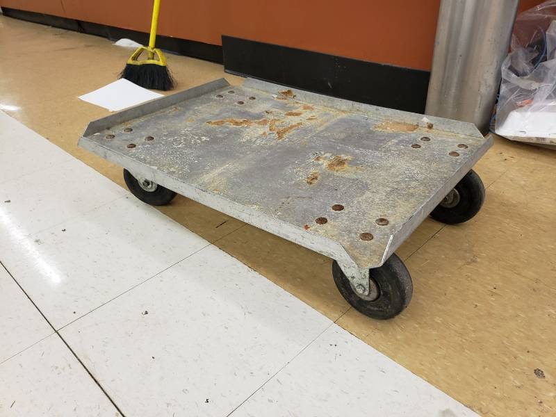 lot 8789 image: 4 wheel cart