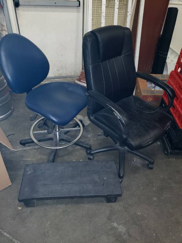 lot 8800 image: 2 chairs and small dunnage rack