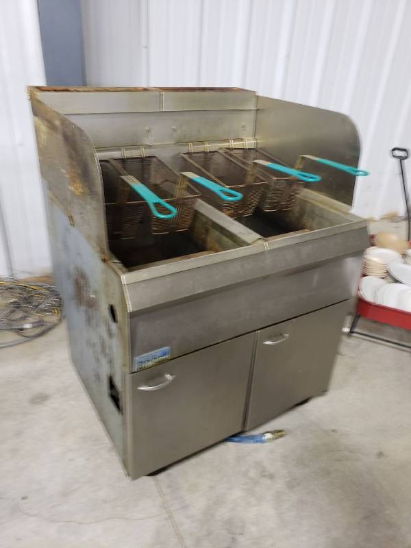 lot 8839 image: Pitco gas double fryer