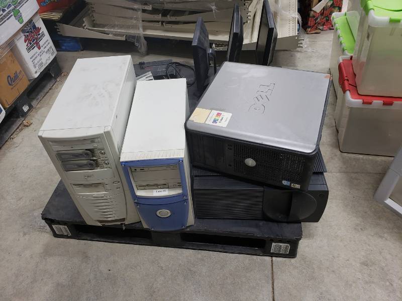 lot 8850 image: Pallet lot of computers and accessories