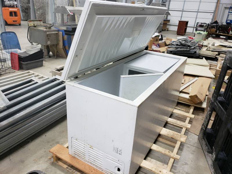 lot 8852 image: White chest freezer