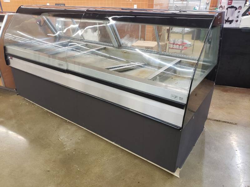 lot 2184 image: BKI 8 foot heated deli case
