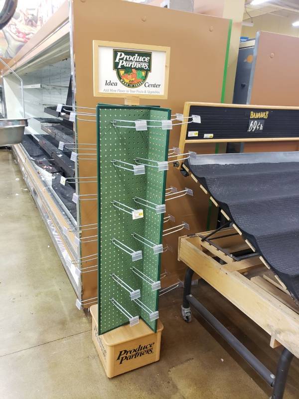 lot 2202 image: Merchandising rack