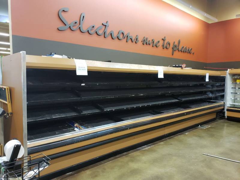 lot 2210 image: Hussman 24 ft produce merchandiser