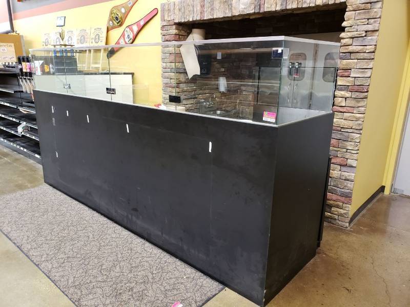 lot 2216 image: bbq counter with glass