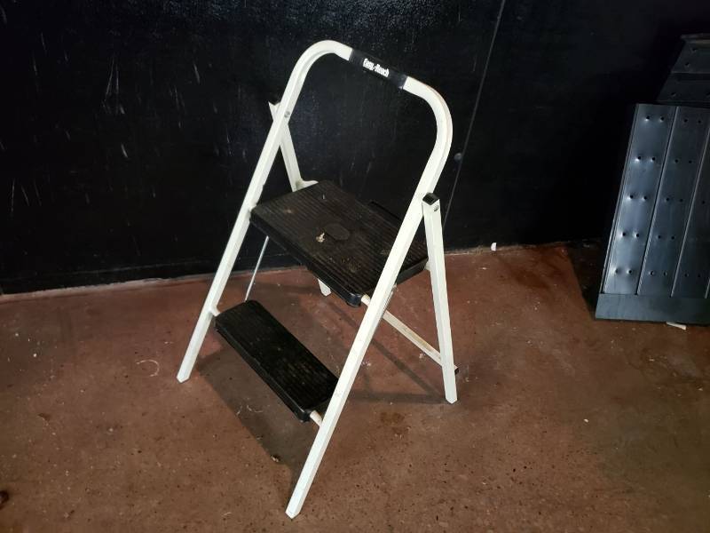 lot 2249 image: step stool ladder