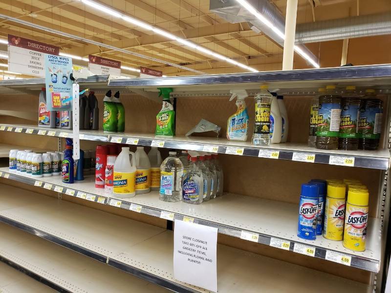 lot 2255 image: Lot of chemicals and cleaners on shelf