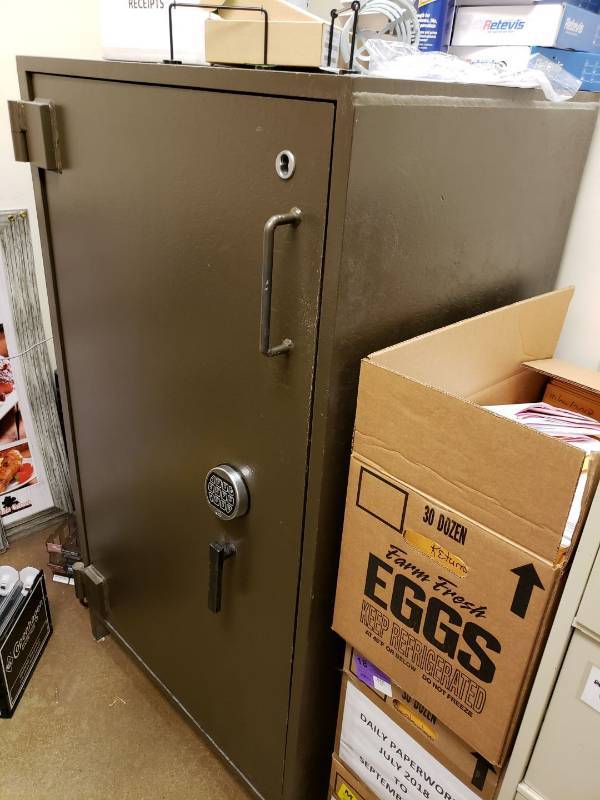 lot 2281 image: Large digital safe