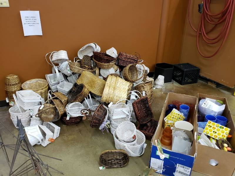 lot 2288 image: Lot of baskets and floral supplies