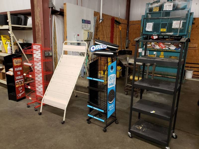 lot 2323 image: Lot (5) display carts