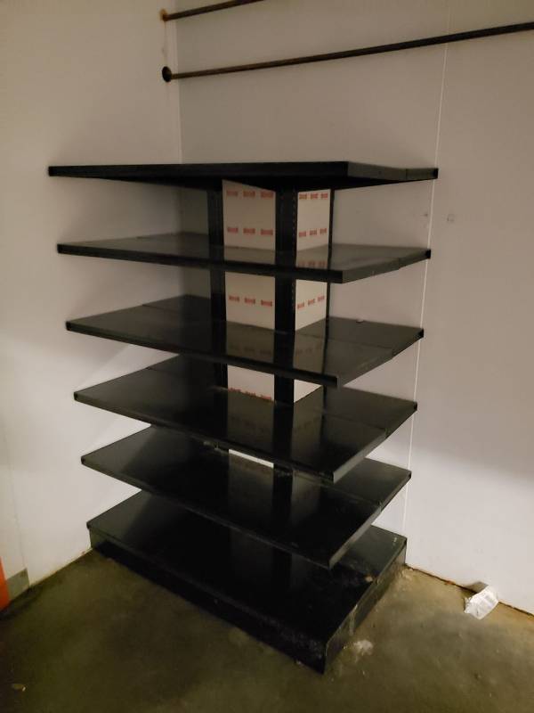 lot 2352 image: Metal 6 shelf rack