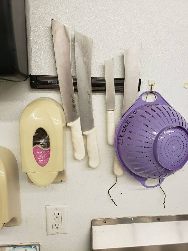 lot 2354 image: knives and knife rack