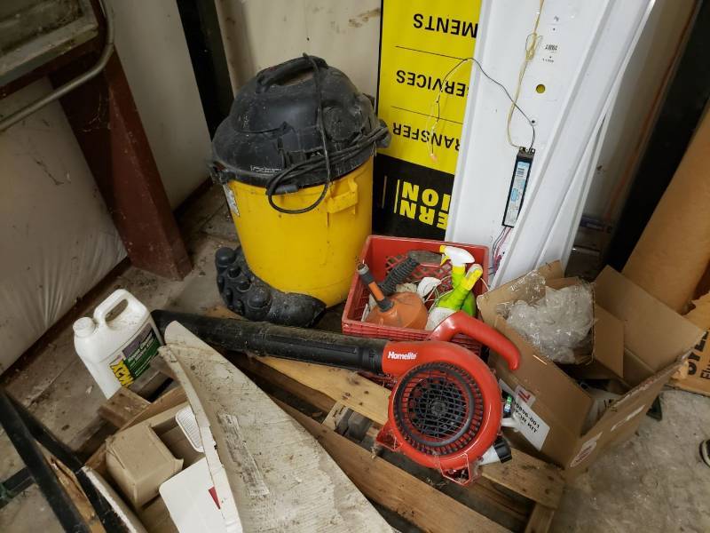 lot 2398 image: Homelite gas blower and shop vac