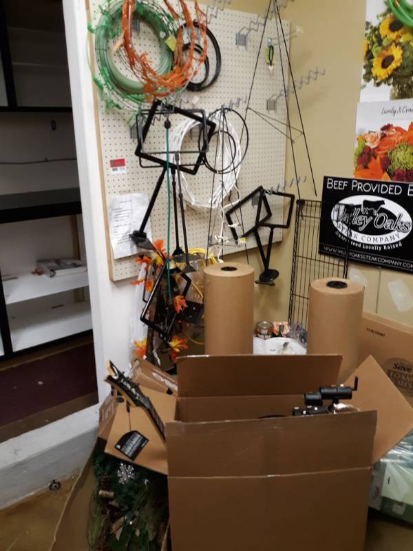 lot 2516 image: Peg Board and all Floral Contents Pictured