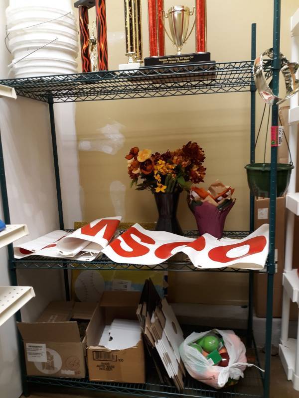 lot 2518 image: Metro Shelves with Contents 48x24x74