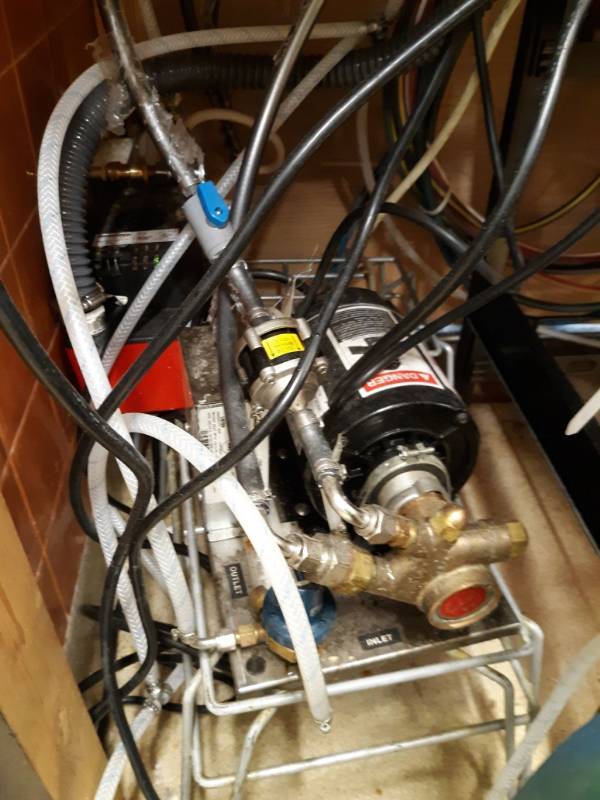 lot 2535 image: Pepsi Machine Carbonator, Hoses, CO2 Tanks, Syrup Box Racks