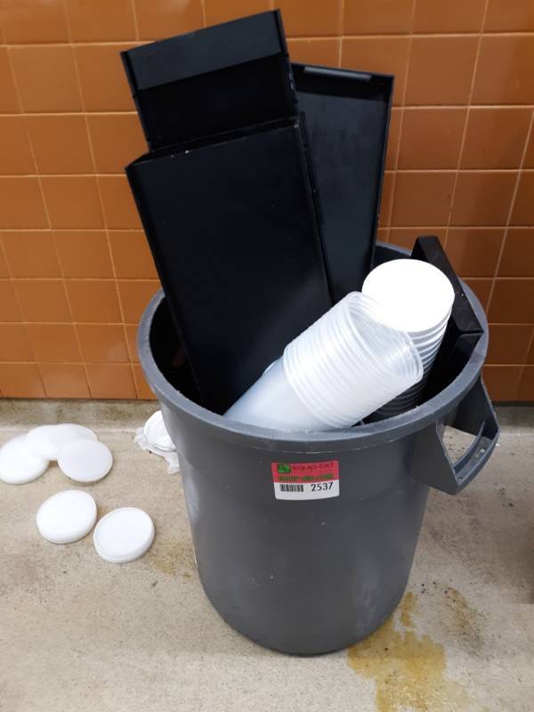 lot 2537 image: 20 gal Trashcan with Contents