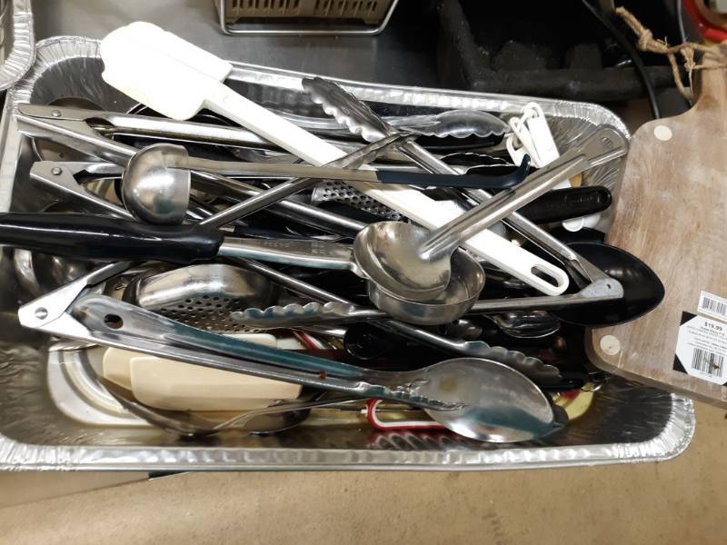 lot 2553 image: Assorted Kitchen Utensils