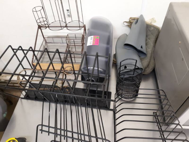 lot 2560 image: Wire Racks, Condiment Dispensers, Oven Mits
