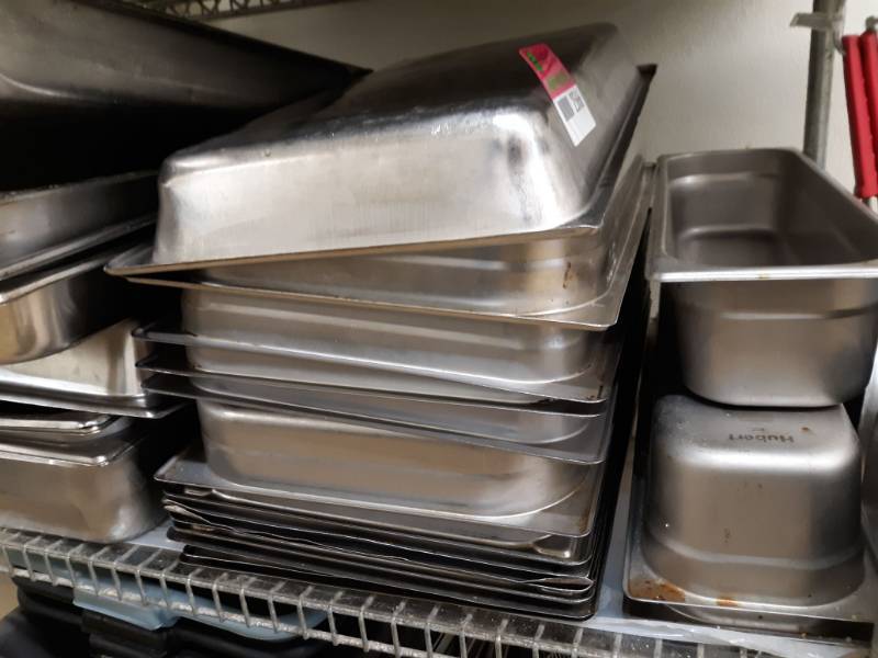 lot 2566 image: Various Stainless Steel Insert Pans And 3 Shotgun Pans