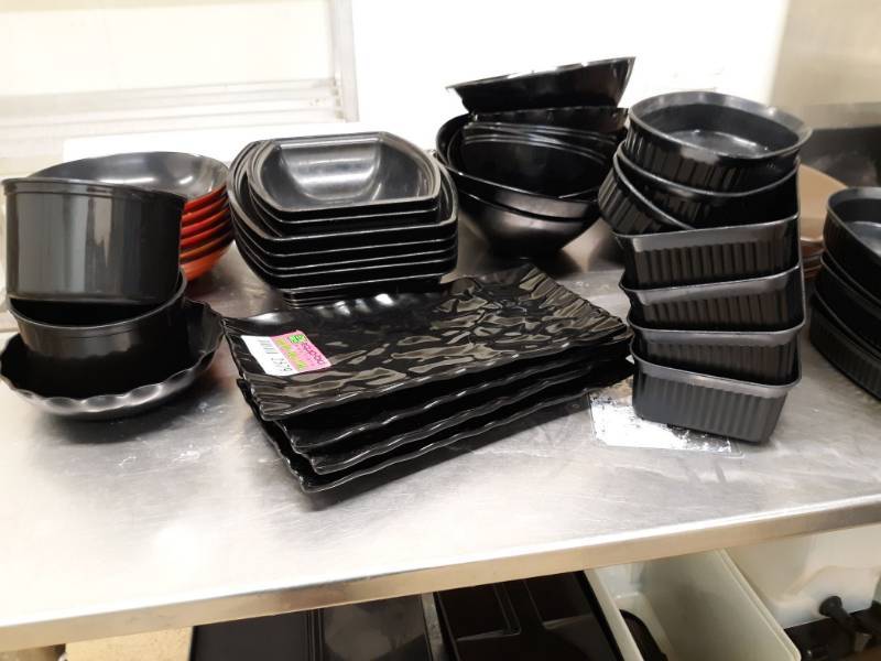 lot 2579 image: Assorted Serving Dishes