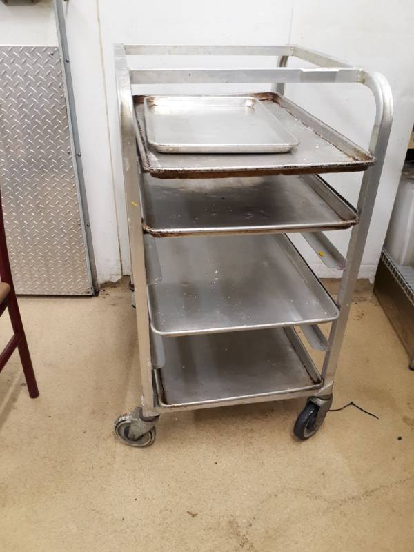lot 2590 image: Half-size Sheetpan Rack on Casters with 4 full size sheet pans and 1 Half size sheet pan