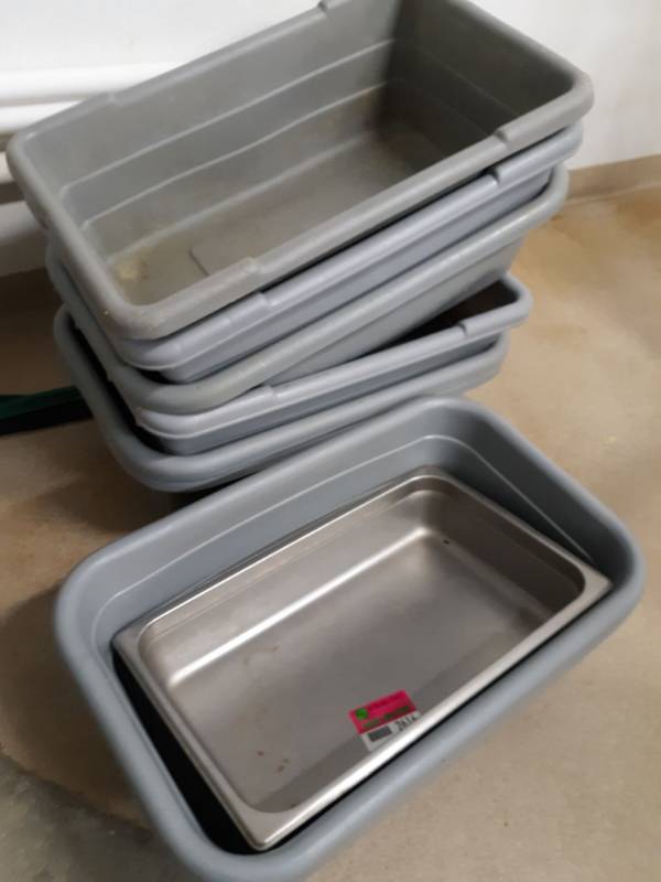 lot 2616 image: 8 Bus Tubs 2 full size insert Pans