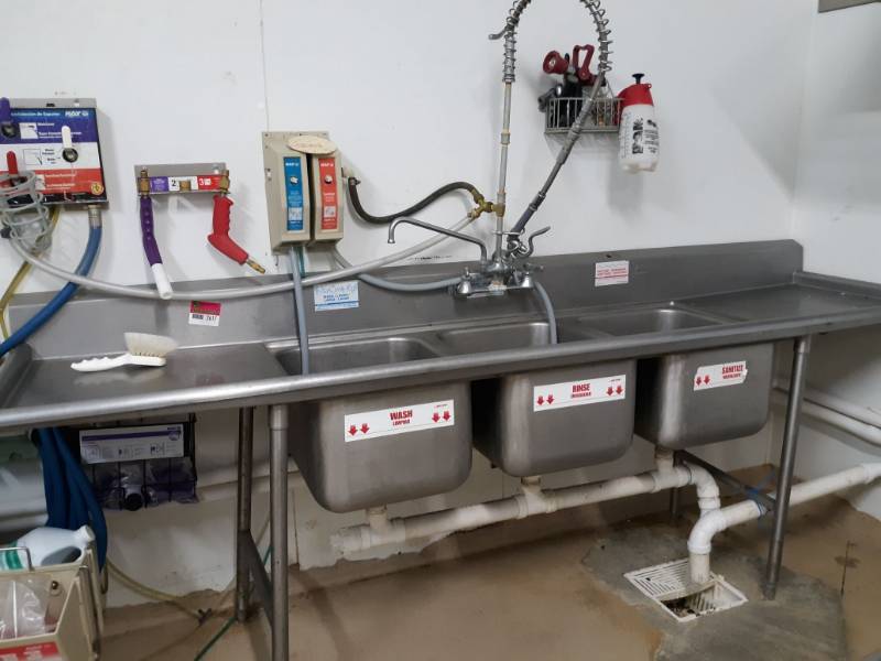 lot 2617 image: 3 Bay Sink with sprayer 103x26x37
