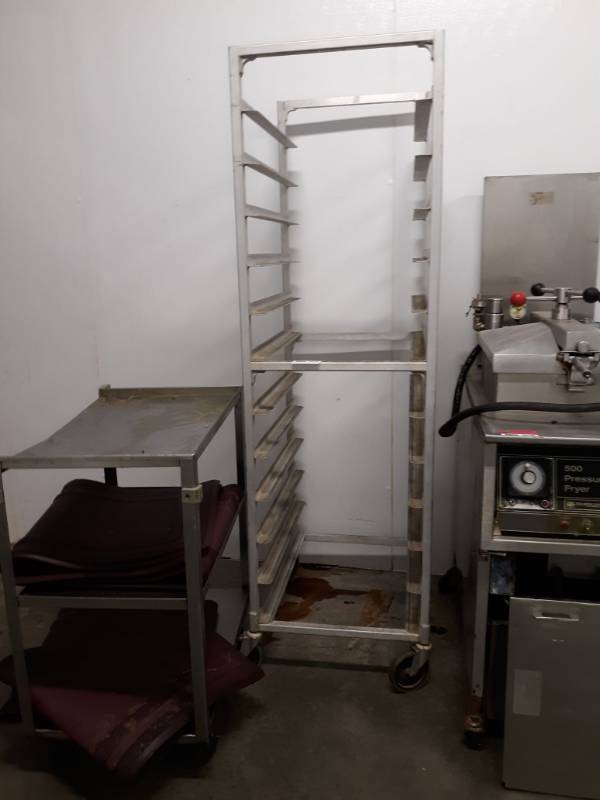 lot 2629 image: Rolling Sheet Pan Cooling Rack 20x26x68