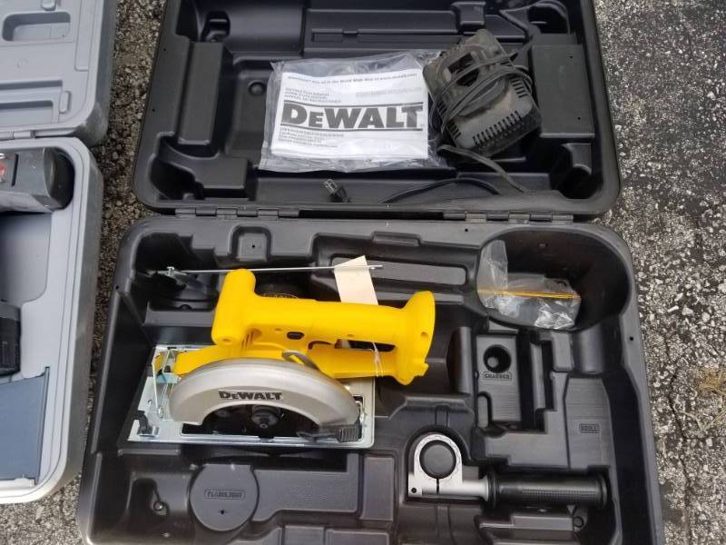 lot 829 image: Dewalt Cordless Circular Saw DW939