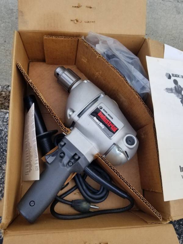 lot 830 image: Black and Decker 12 in Reversing Spade Handle Drills 1321