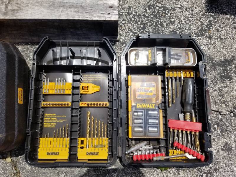 lot 853 image: Dewalt Driver Kit